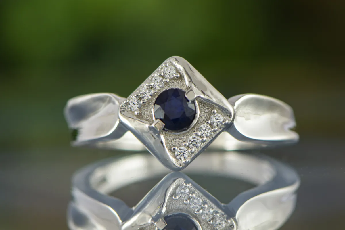 Ring mit Saphir