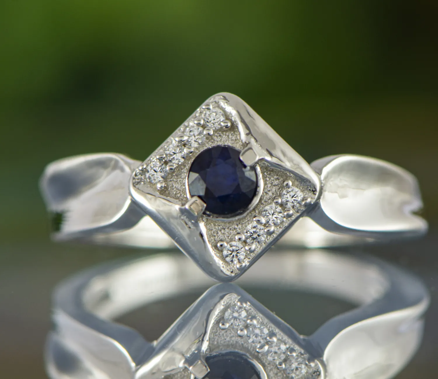 Ring mit Saphir