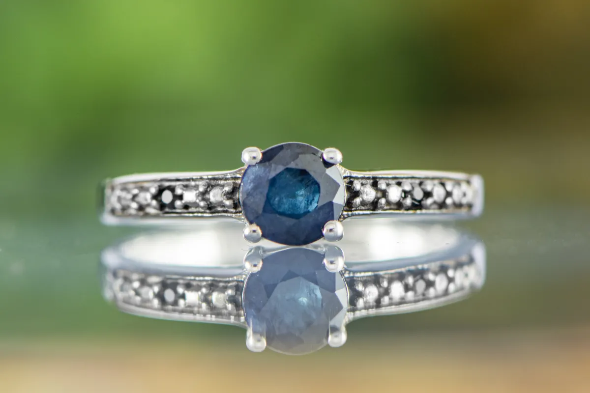 Ring mit Saphir