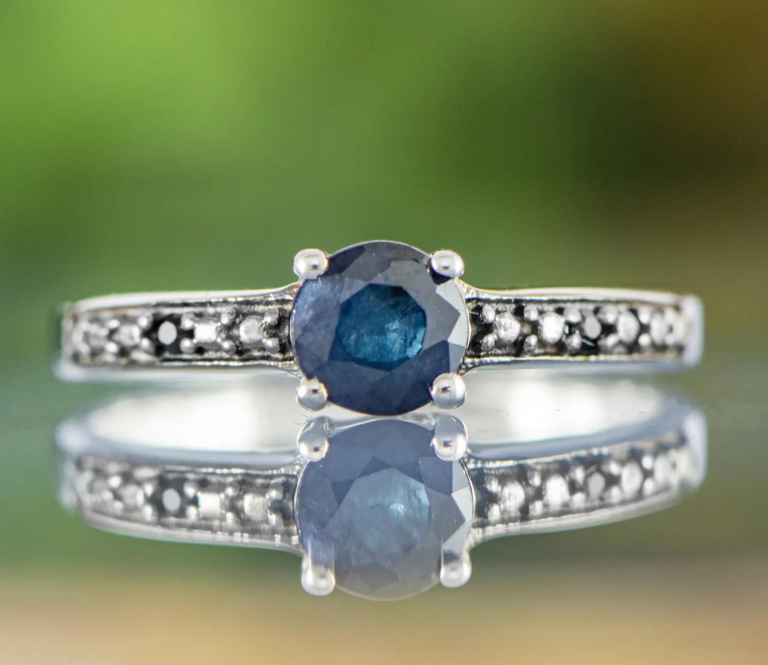 Ring mit Saphir