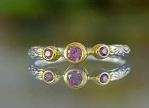 Ring mit Granaten und Vergoldung