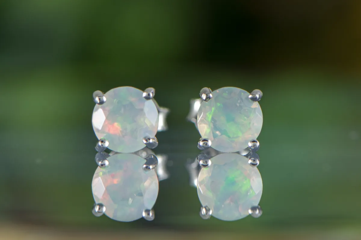 Ohrringe mit Opal 5mm