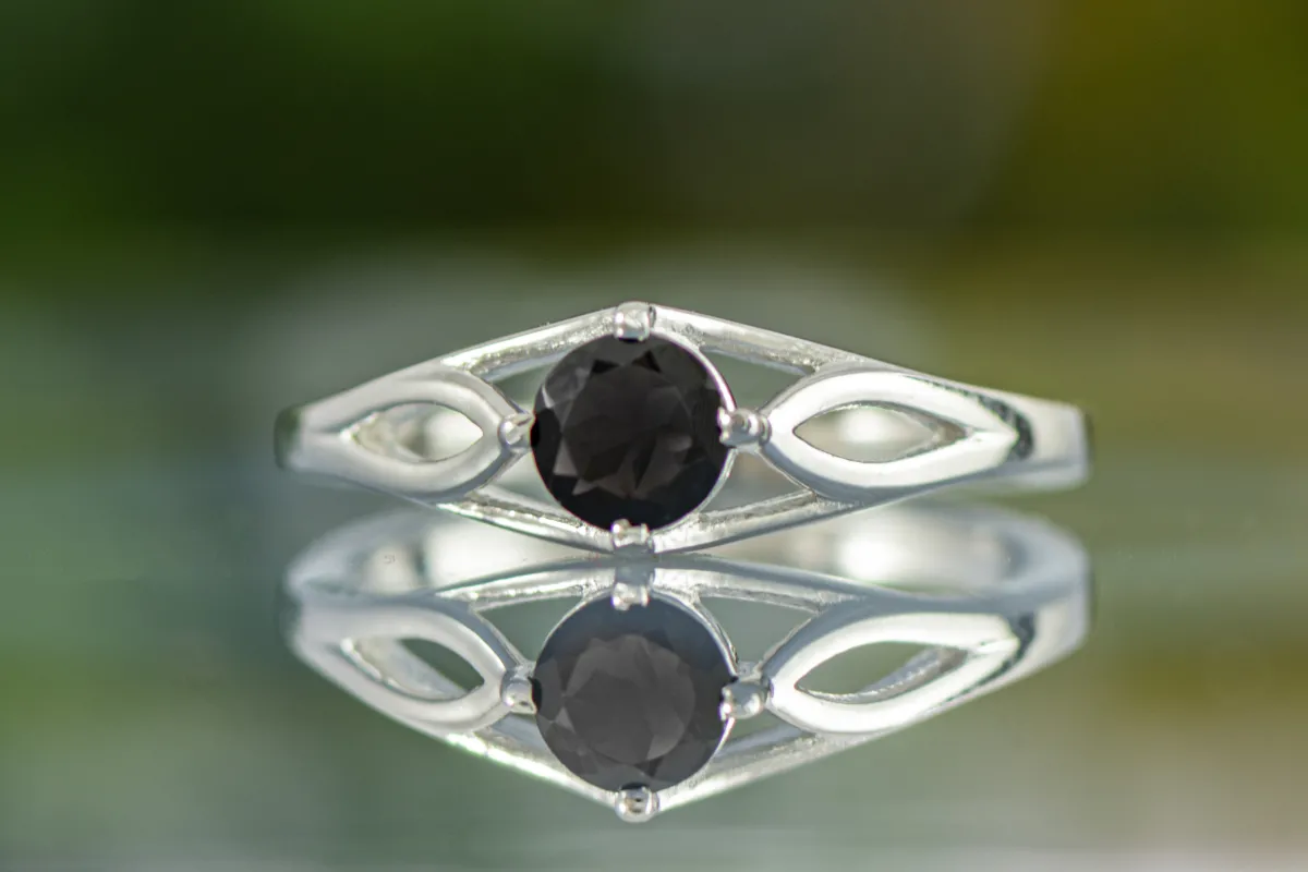 Ring mit schwarzem Turmalin 5mm
