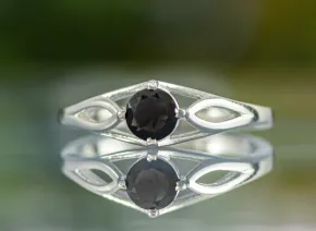Ring mit schwarzem Turmalin 5mm