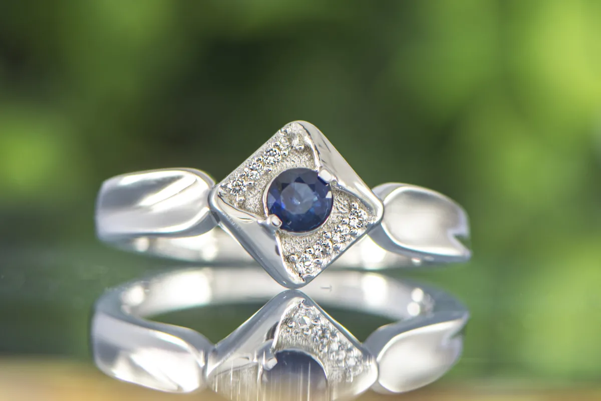 Ring mit Saphir und Topasen