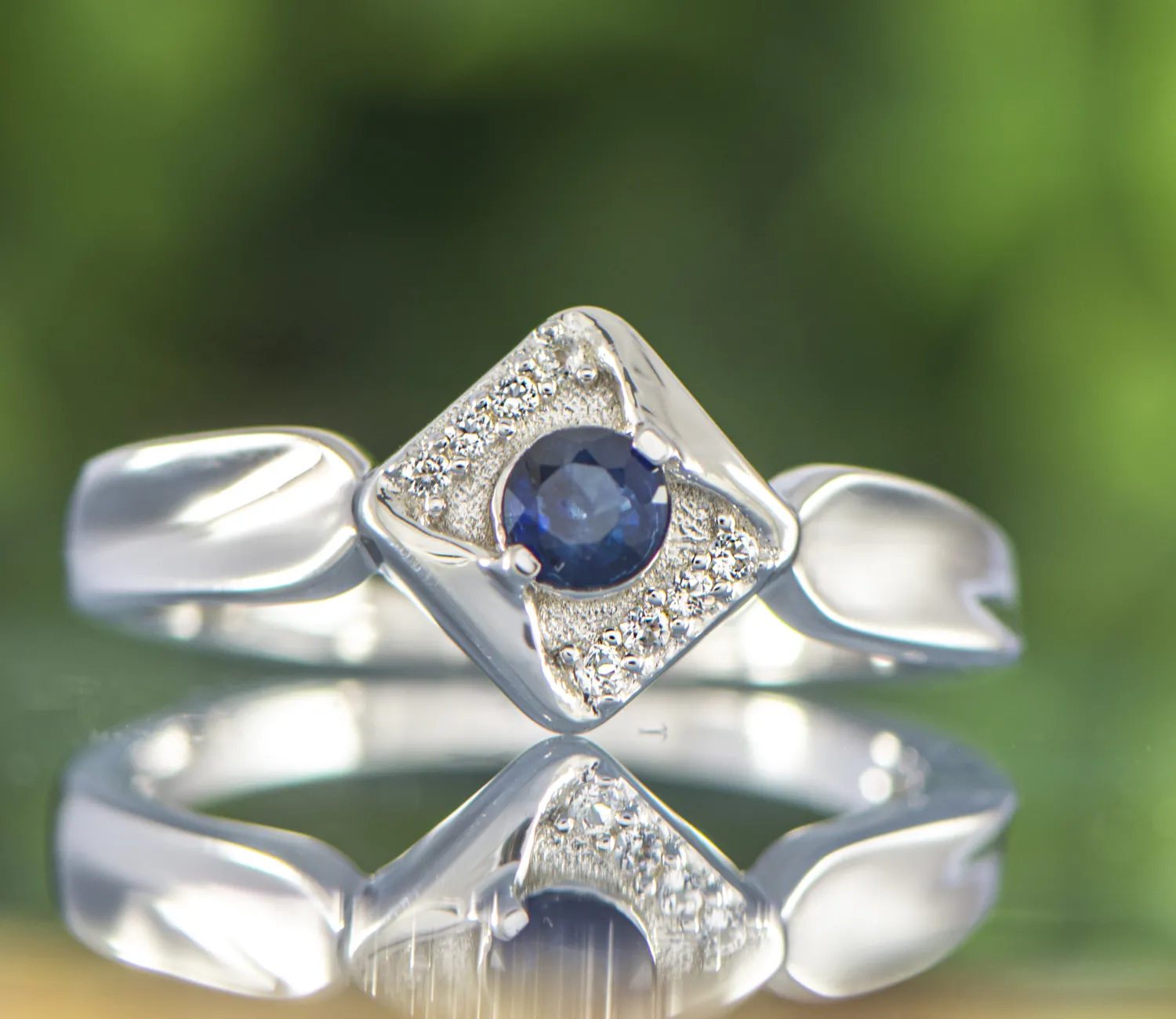 Ring mit Saphir und Topasen