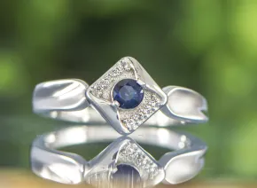Ring mit Saphir und Topasen