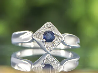 Ring mit Saphir und Topasen