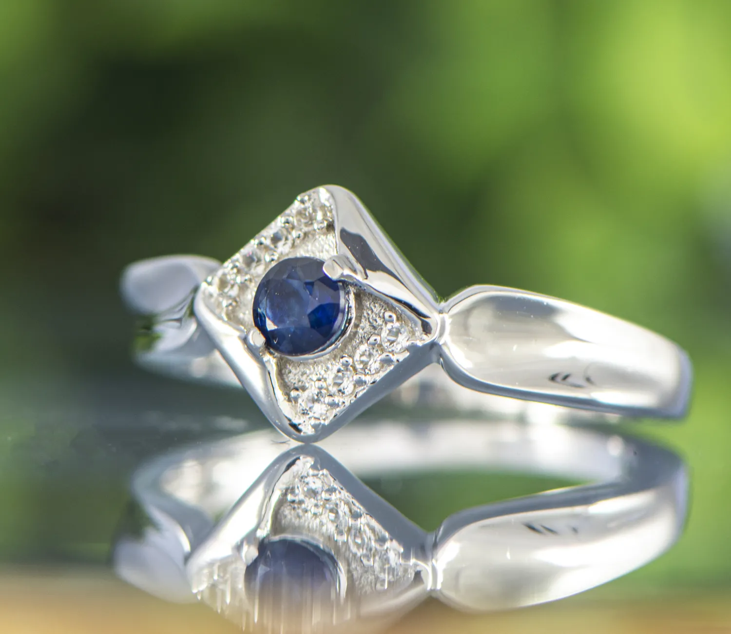 Ring mit Saphir und Topasen