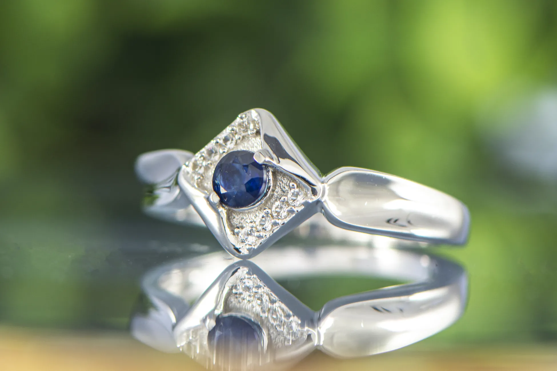 Ring mit Saphir und Topasen