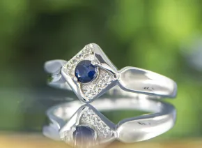 Ring mit Saphir und Topasen