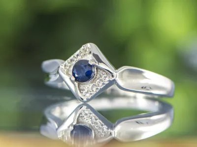 Ring mit Saphir und Topasen