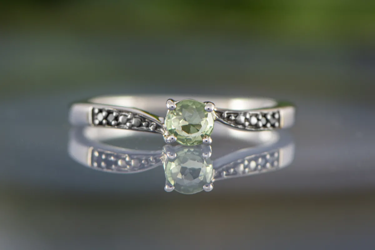 Ring mit grünem Saphir