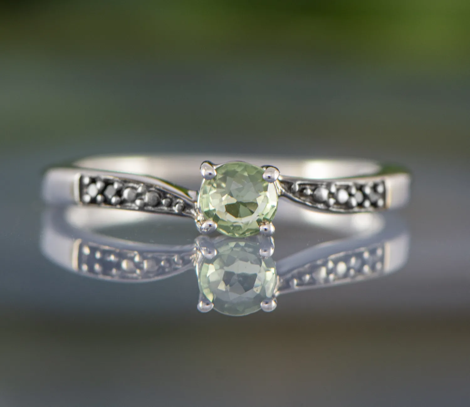 Ring mit grünem Saphir