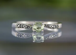 Ring mit grünem Saphir