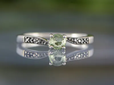 Ring mit grünem Saphir