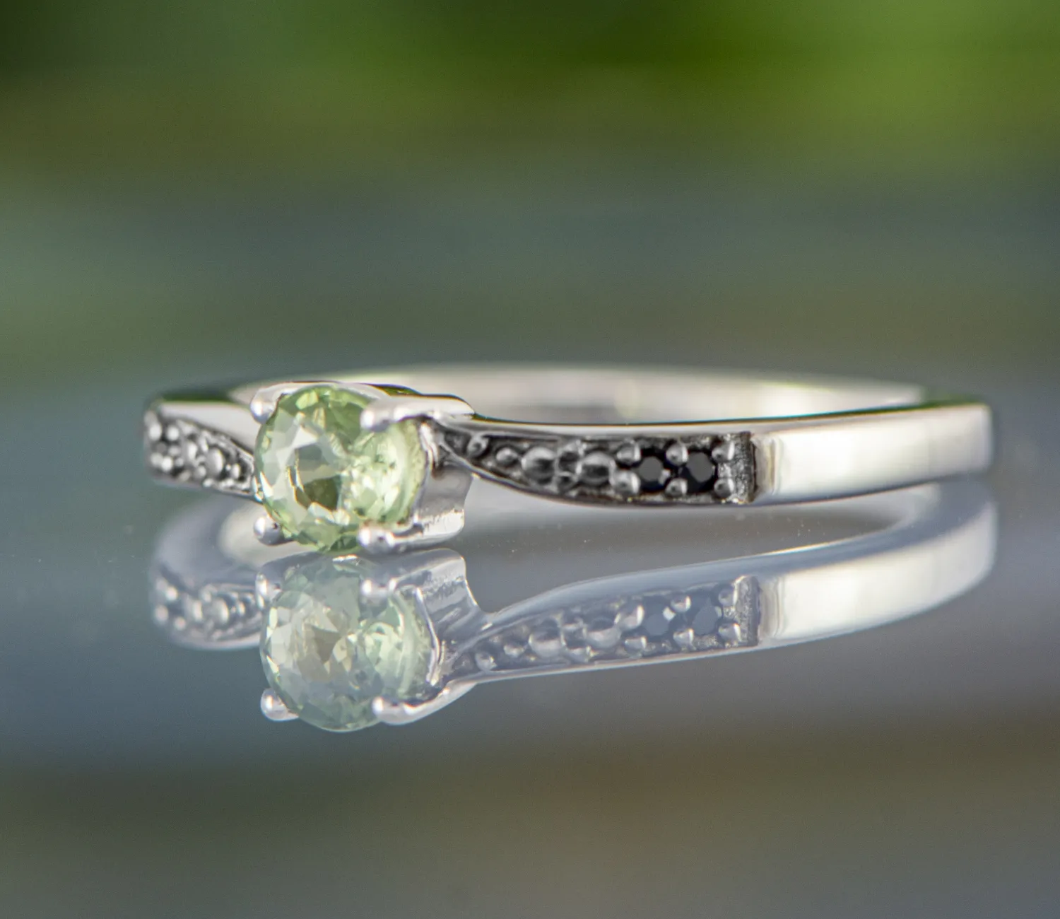 Ring mit grünem Saphir