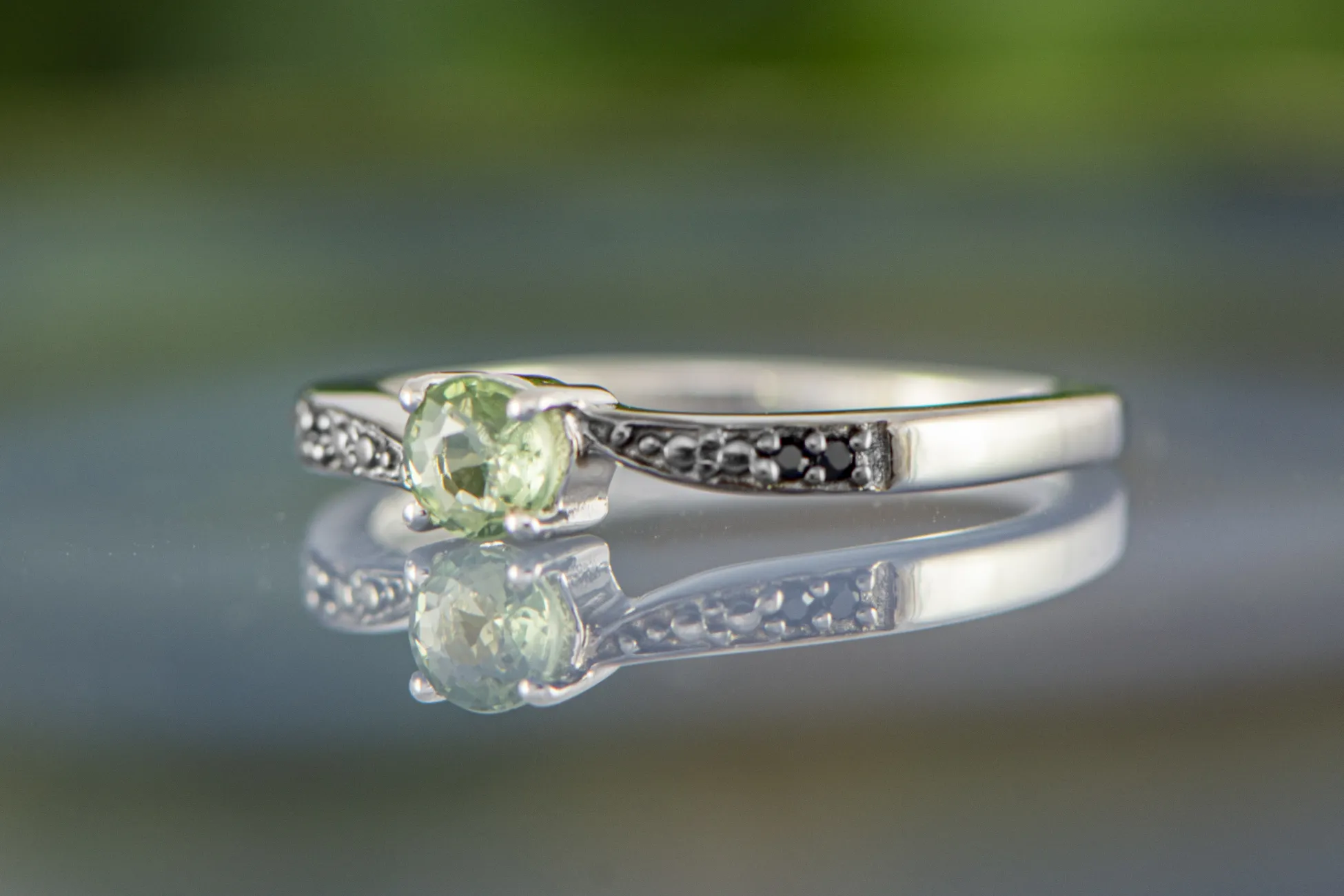 Ring mit grünem Saphir
