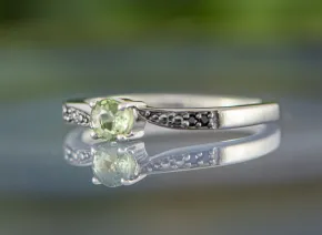 Ring mit grünem Saphir