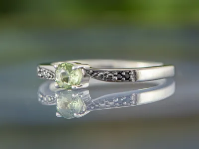 Ring mit grünem Saphir