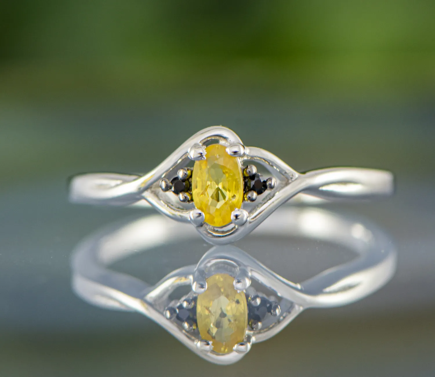 Ring mit Gelbem Saphir
