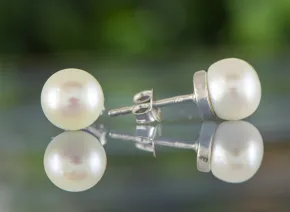 Ohrringe mit weißen Perlen AA