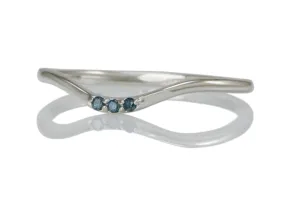 Silberring mit blauen Diamanten