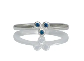 Silberring mit blauen Diamanten