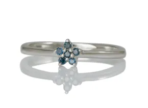 Silberring mit blauen Diamanten