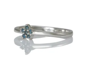 Silberring mit blauen Diamanten
