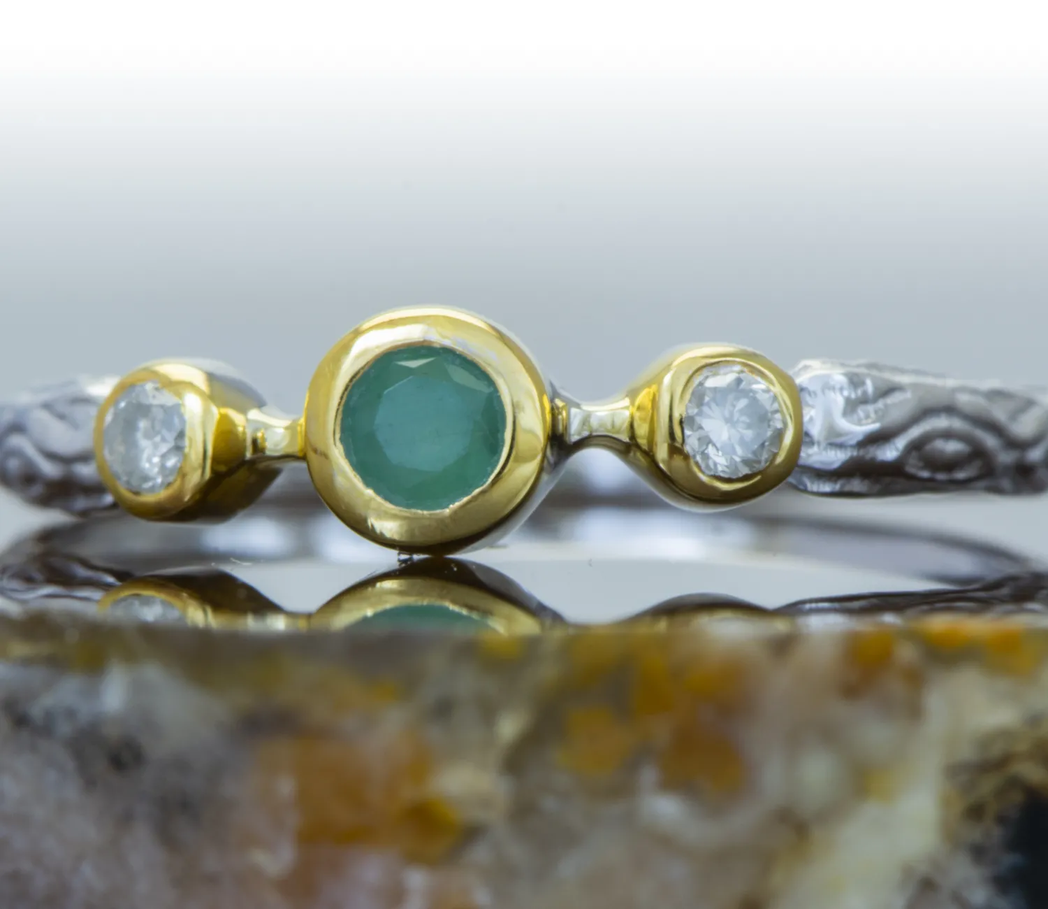 Ring mit Smaragd und Diamanten