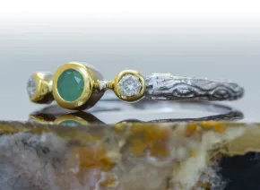 Ring mit Smaragd und Diamanten