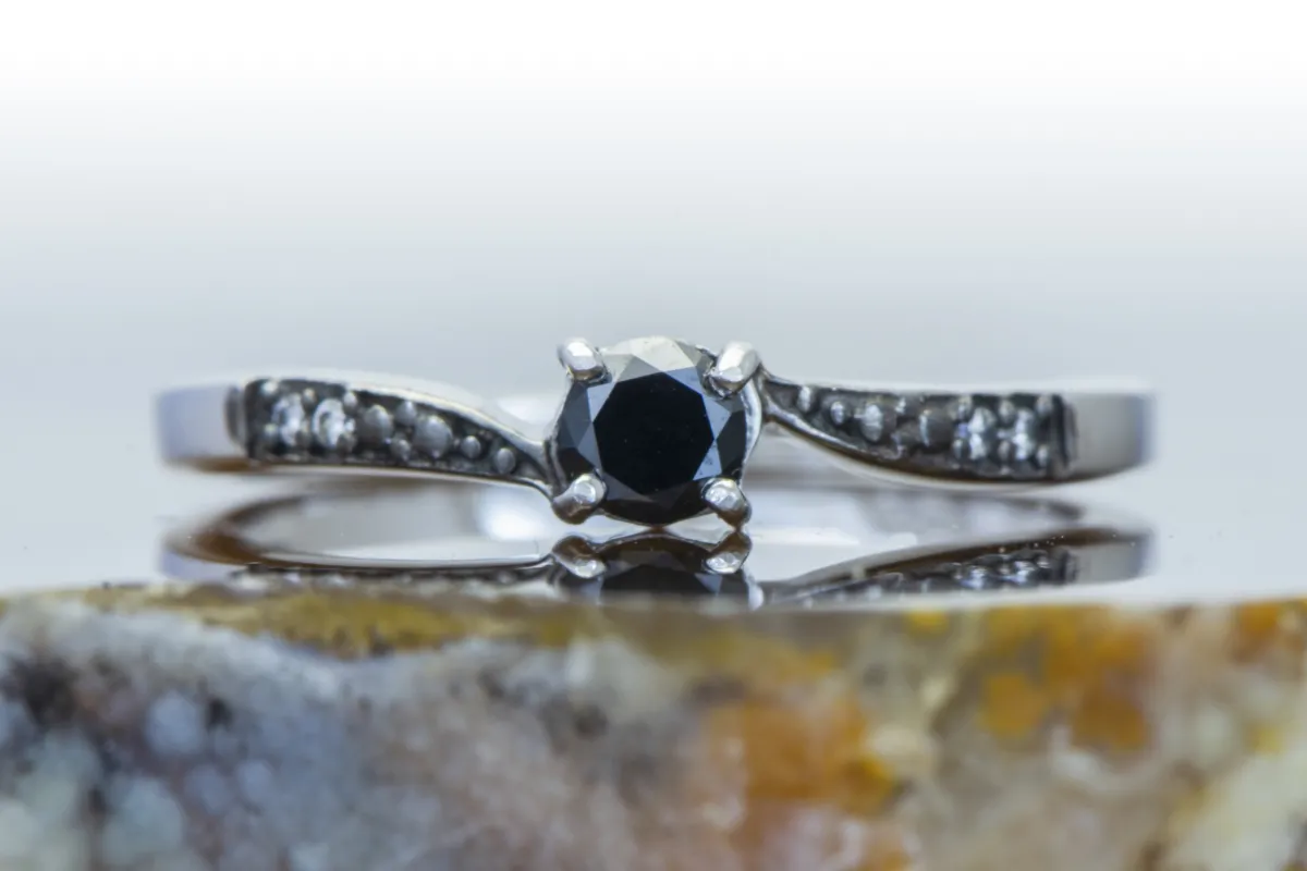 Ring mit schwarzem Diamanten