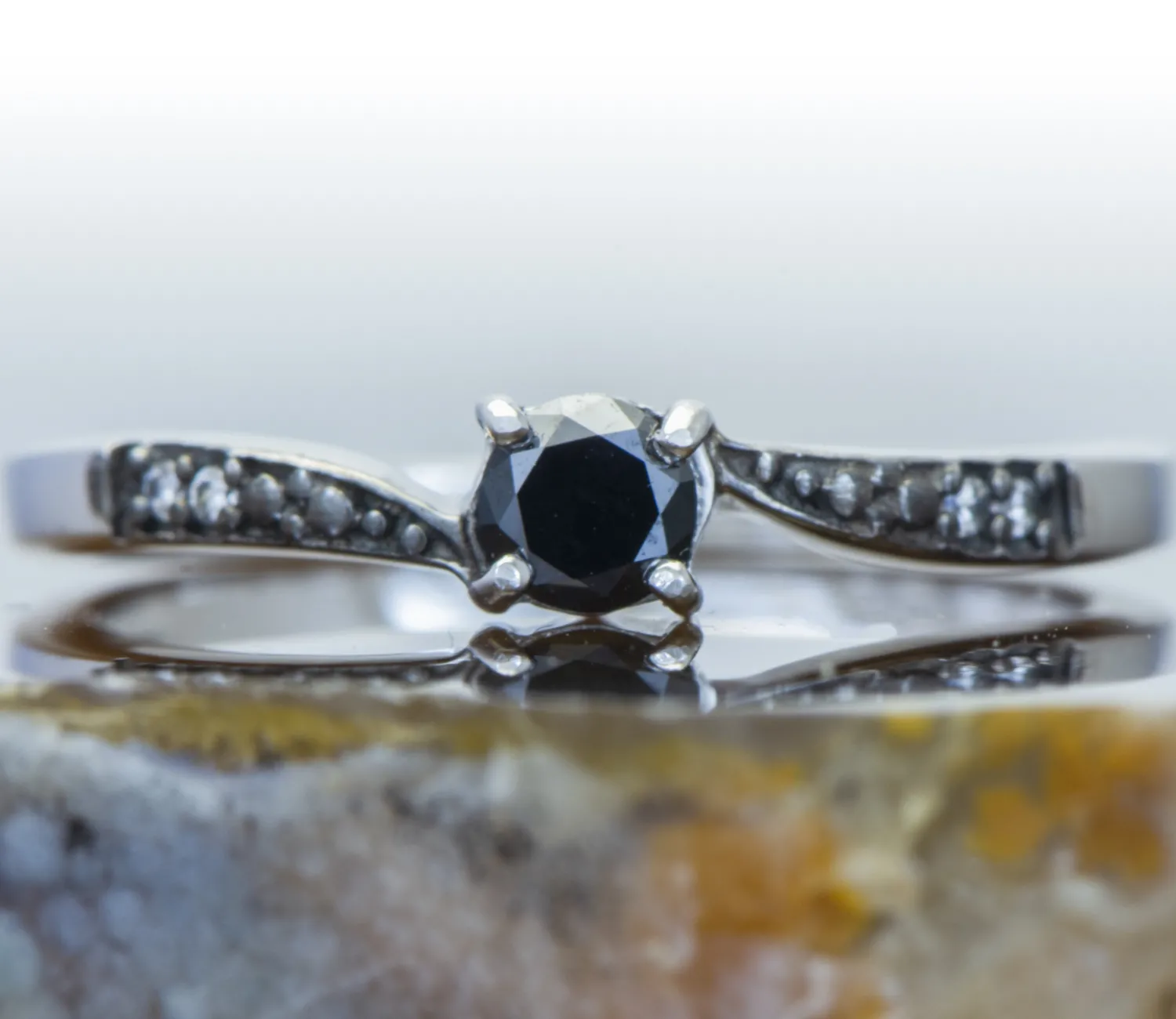 Ring mit schwarzem Diamanten
