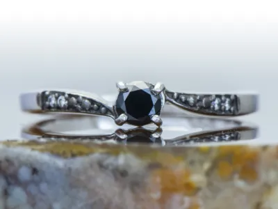 Ring mit schwarzem Diamanten