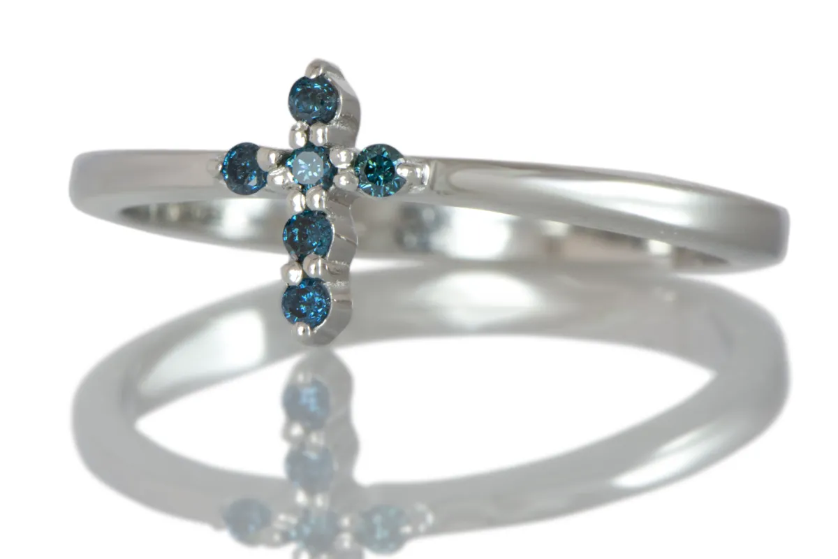 Ring mit blauen Diamanten