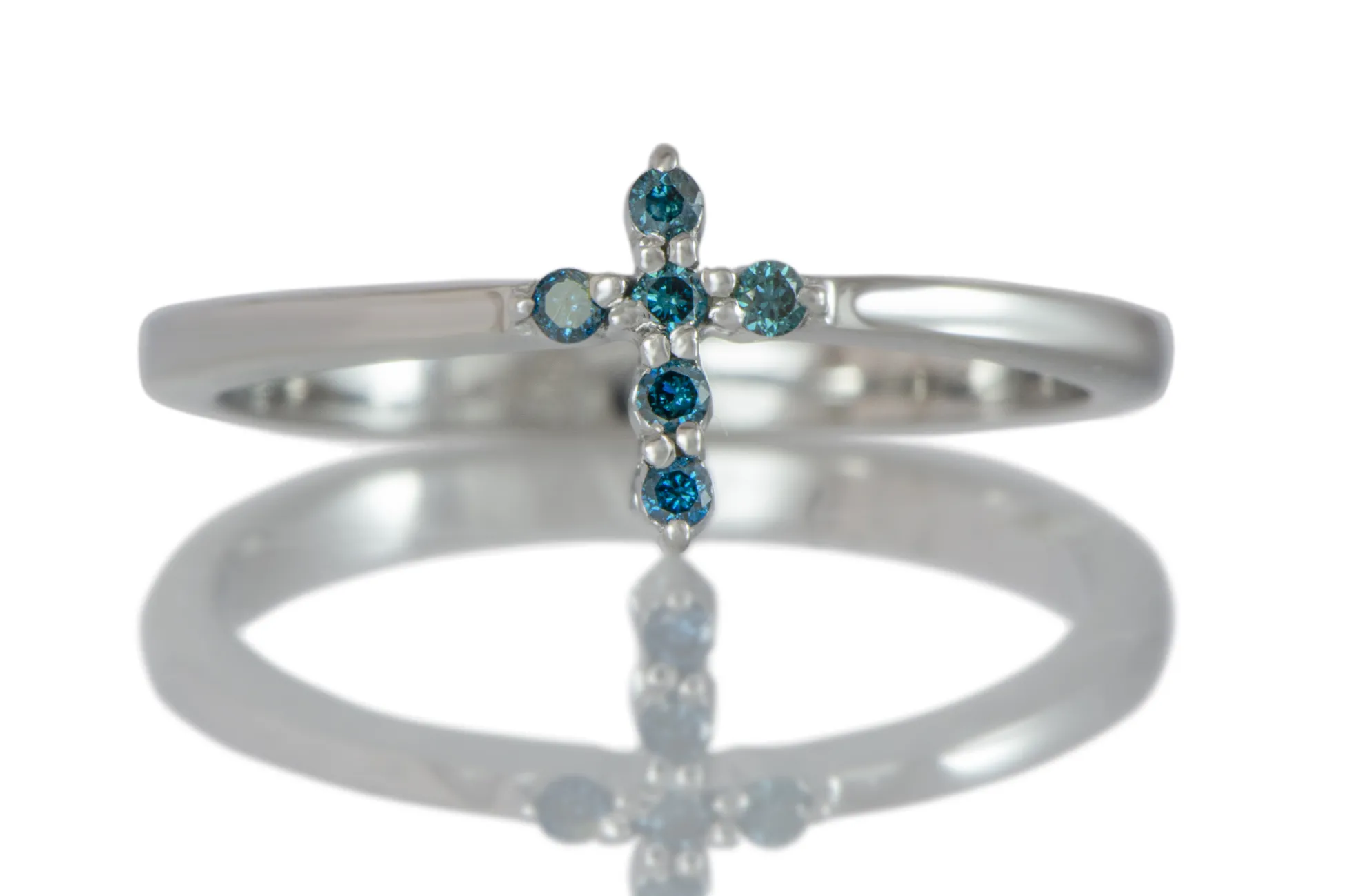 Ring mit blauen Diamanten