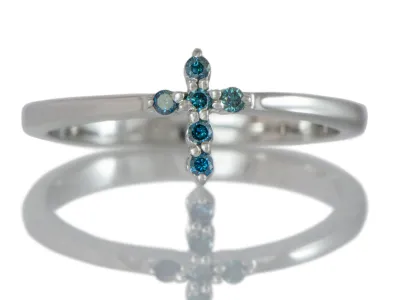 Ring mit blauen Diamanten