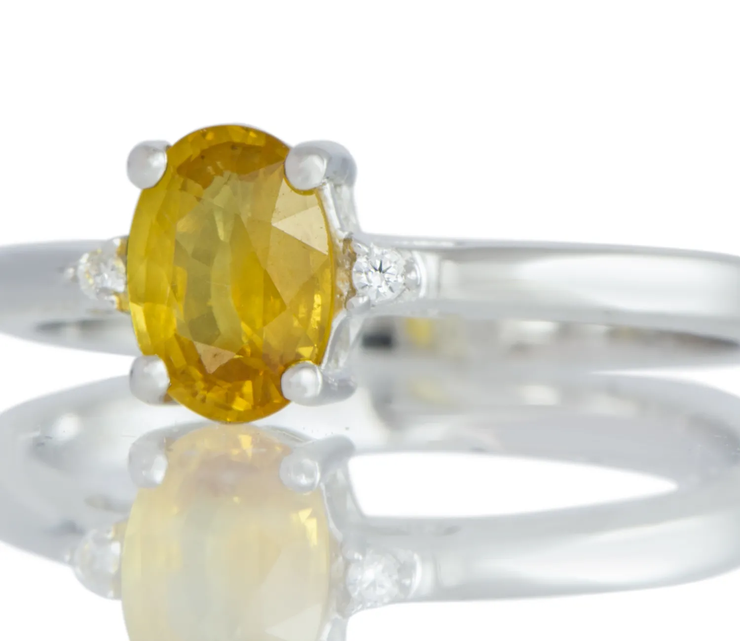 Ring mit Gelbem Saphir