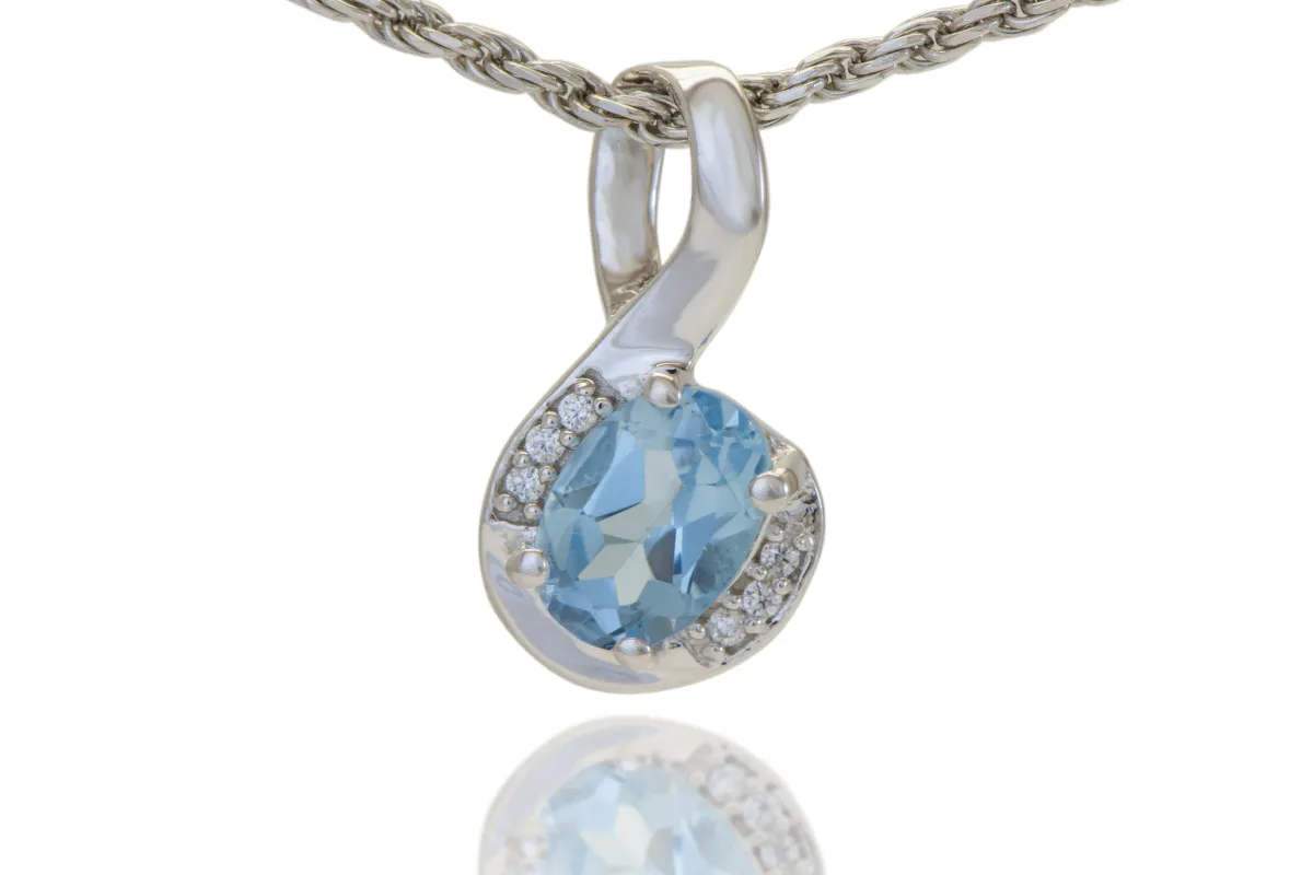 Anhänger mit Blauem Topas 7x8mm