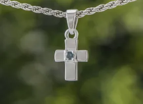 Kreuz mit blauem Diamanten