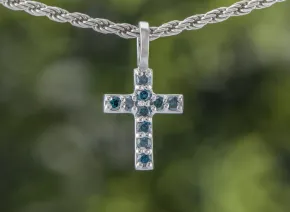 Kreuz mit blauen Diamanten