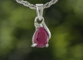 Silberanhänger mit Rubin