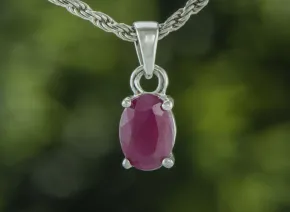 Silberanhänger mit Rubin