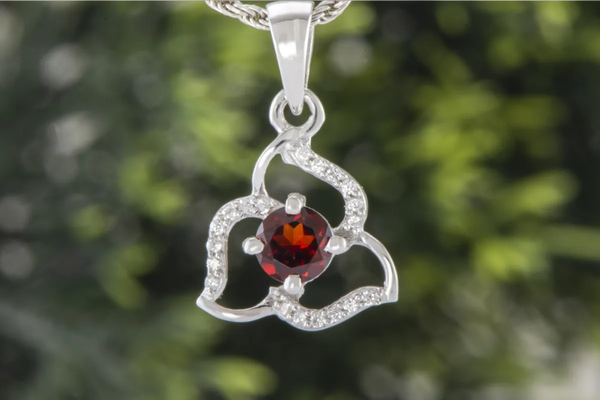 Anhänger mit Granat