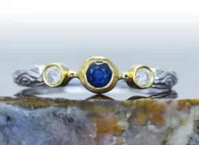 Ring mit Saphir und Diamanten