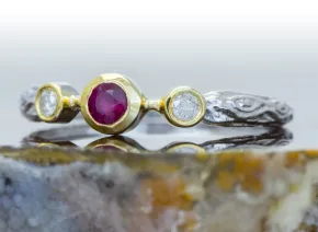 Ring mit Rubin und Diamanten