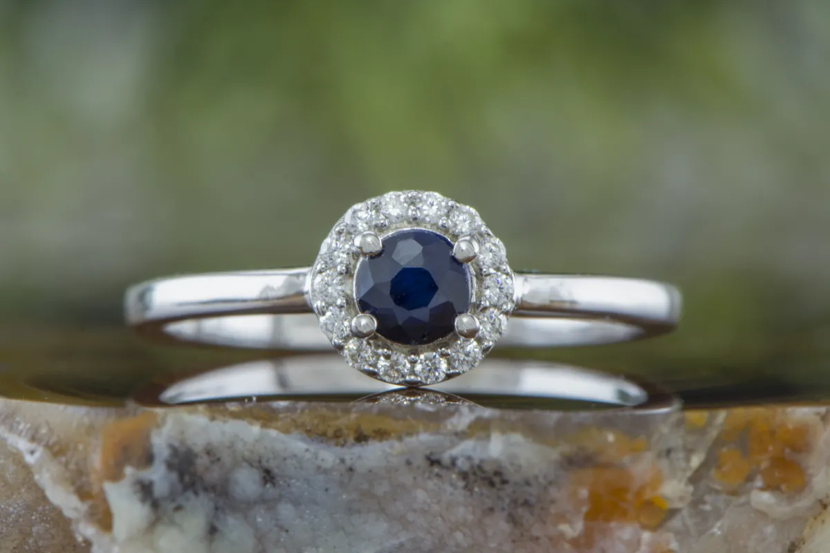 Silberring mit blauem Saphir