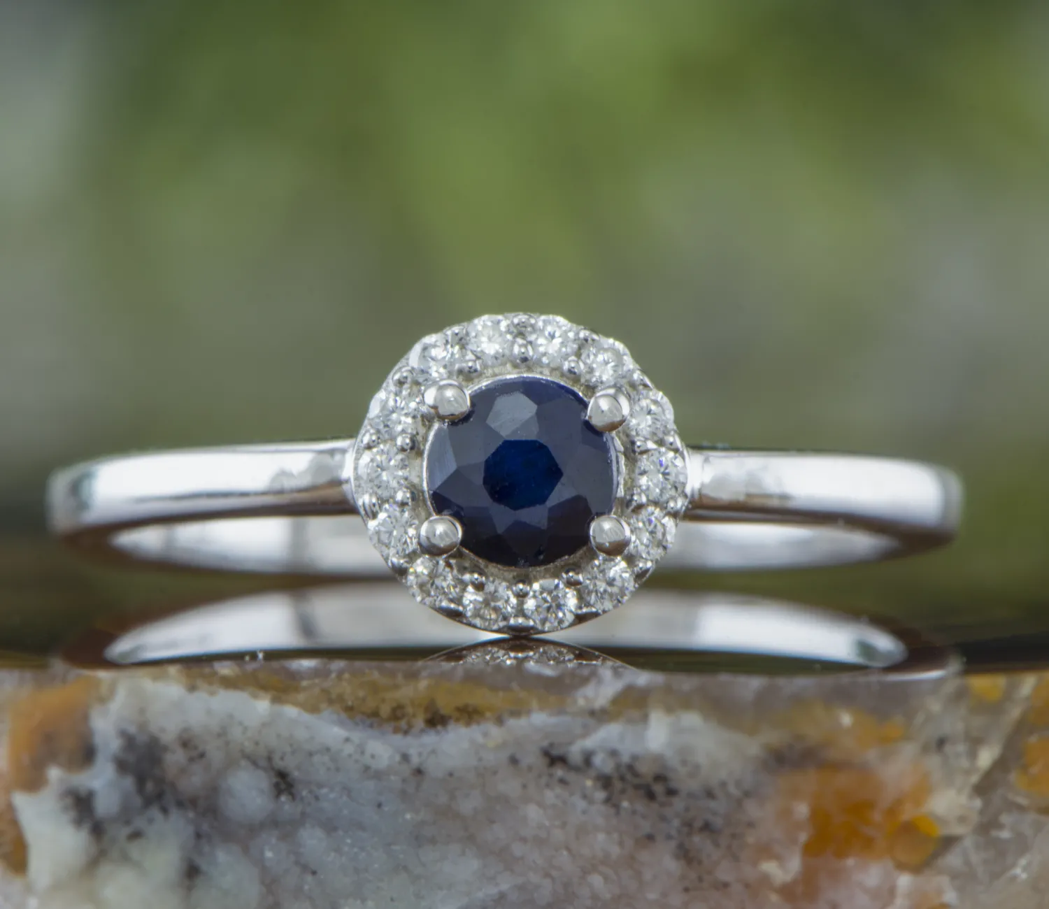 Silberring mit blauem Saphir