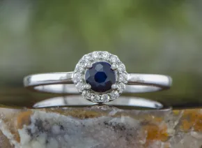 Silberring mit blauem Saphir